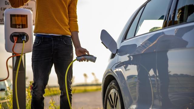 Pros And Cons Of Leasing An Electric Car